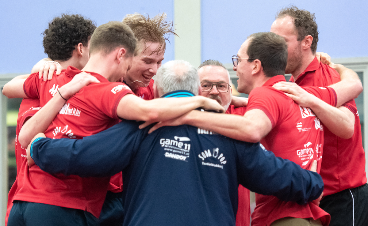Team juicht na winst voor landskampioenschap